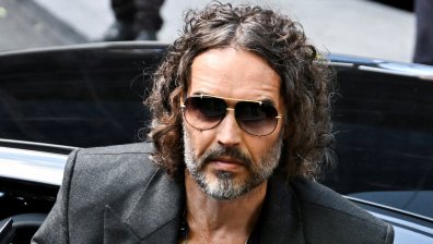 Ръсел Бранд отива на съд за изнасилване и сексуално посегателство на две жени