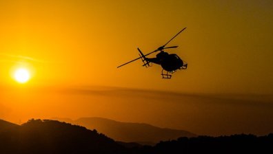 Хеликоптер се удари електрически далекопроводи, трима души загинаха  