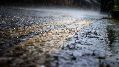 Жълт код за обилни валежи в 9 области, на места дъждът се обръща в сняг