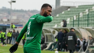 "Лудогорец" обърна "Арда" с два късни гола и притисна ЦСКА преди дербито