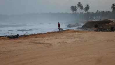 Ураганът "Ерин" носи страховити вълни и течения, остави стотици хиляди без ток