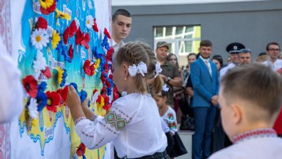 Първи учебен ден в Мариупол - усмивките са от архива, военни пазят училищата