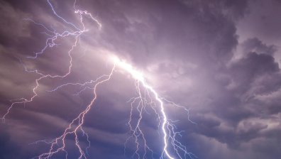 Мълния уби футболист по време на мач