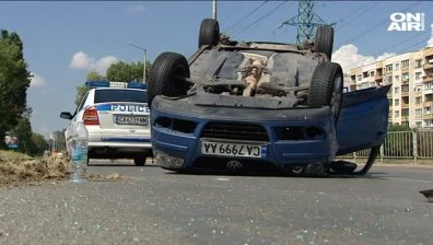 София: Кола се обърна по таван, пострадали са майка и дъщеря