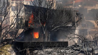 Голям пожар край Атина поглъща къщи и прогонва хората