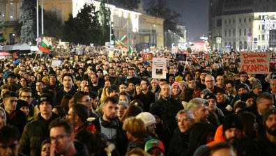 Многохиляден протест в центъра на София (СНИМКИ)