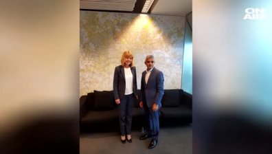 Фандъкова зарадва кмета на Лондон с фланелка на Христо Стоичков