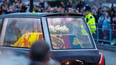 Под дъжда: Сълзи и аплодисменти посрещнаха тленните останки на Елизабет II в Бъкингамския дворец