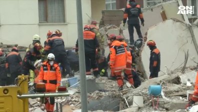 Истанбул: Продължават да издирват хора под срутилата се сграда