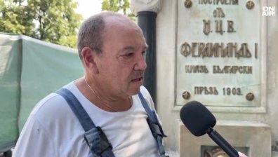 Майстор възстановява безвъзмездно Царската чешма в Казанлък след вандализъм