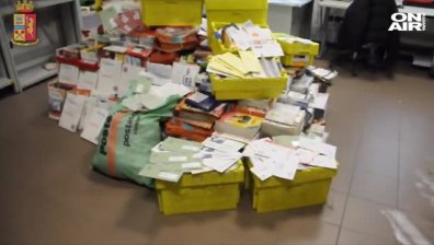 Половин тон писма бяха намерени в гаража на пощальон в Италия
