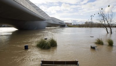 Пометени автомобили и покъщнина: Порои потопиха Испания, Сарагоса е под вода