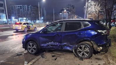 Тежка катастрофа в София, пометени са и паркирани коли (+ВИДЕО)