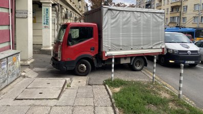 От Helpbook: Коли паркират по тротоари, майки с колички слаломират