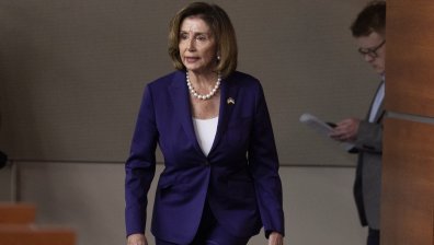 Военният самолет с Нанси Пелоси навлезе във въздушното пространство на Тайван