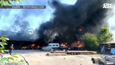Голям пожар пламна в склад за вторични суровини в Ботевград