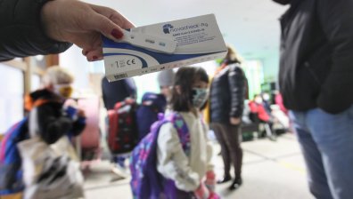 МЗ има последната дума дали отпада тестването на учениците за Ковид-19