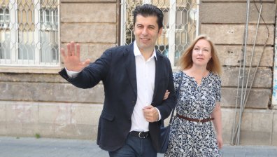 Кирил Петков гласува под ръка със съпругата си Линда (СНИМКИ)