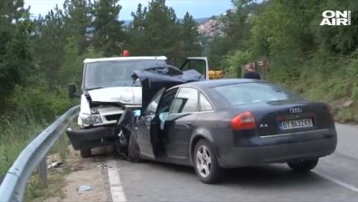 Шестима пострадаха след удар между линейка и кола