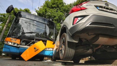 Тежък удар между тролейбус и автомобил в София