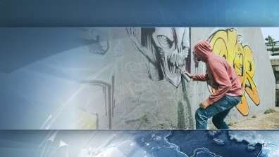 Чистят графити от обществени сгради в София