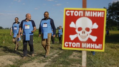 Водата от "Каховка" понесе мини, може да избухнат при всеки контакт с отломки