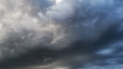 Опасно време! Оранжев и жълт код за валежи и вятър, червен за бурно море и вълни до 6 м