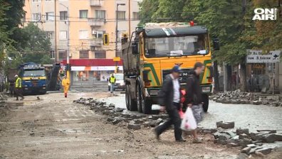 Реконструкцията на бул. "Прага" и "Дондуков" предизвика задръстване