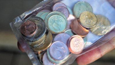 Опашка от хора пред БНБ за стартови пакети от евромонети (СНИМКИ)