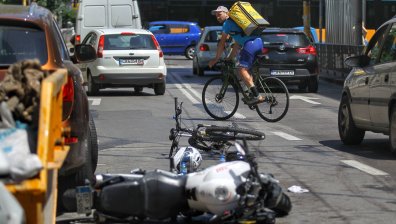 Велосипедист пострада тежко след сблъсък с мотор в София