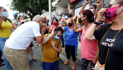 Невиждано в Куба: Хиляди скандираха "Свобода!" и "Долу диктатурата!"