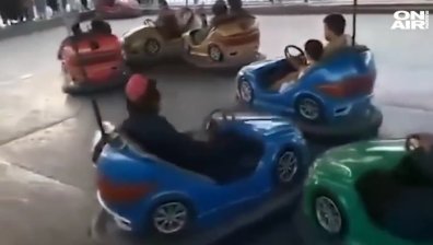 Талибаните празнуват - возят се на блъскащи колички и яздят детски кончета (ВИДЕО)