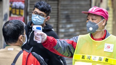 Заради карантината в Китай мъж пробяга 50 км в хола си (+Видео)