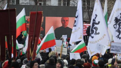 Яхна ли "Възраждане" вълната на недоволството и подготвя ли се за избори Костадинов?