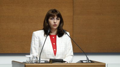 Ефремова: Внесли сме 108 000 чужди работници, таванът на пенсиите остава