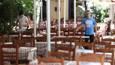 Гърция въвежда строги мерки, бизнеси молят за помощ, за да не фалират