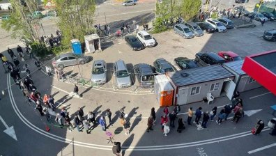 Дълги опашки от чакащи за ваксина се извиха пред центровете в София