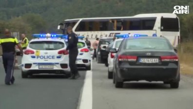 Четирима души остават в болница след катастрофата между автобус и ТИР