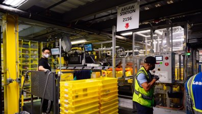 Кризата с доставките засегна почти всички, Apple и Amazon губят приходи за милиарди