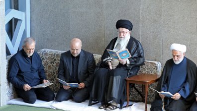 Аятолах Хаменей изнесе петъчна молитва в Техеран за пръв път от близо 5 години