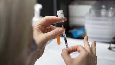 Ваксината на Pfizer е много близо до пълно одобрение в САЩ