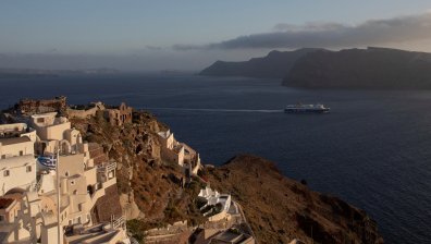 Отново трусове на Санторини, спешно изграждат пристанище за евакуация на острова