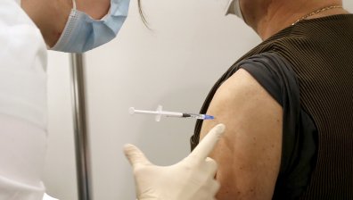 Европа ограничава ваксинацията с AstraZeneca, разследват 62 случая на тромбози