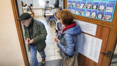 Секциите в страната отвориха и най-нетърпеливите вече гласуваха (СНИМКИ)