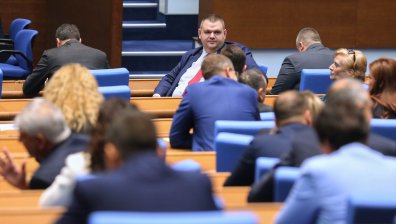 Депутатите остават без заплати, докато не си изберат председател