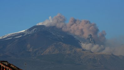 Вулканът Етна изригна зрелищно, засипа с пепел Катания (ВИДЕО)