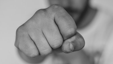 Двама пребиха с ритници и юмруци мъж в София, счупиха му челюстта