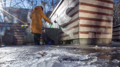 Ветровита сряда с поледици и превалявания от сняг на места