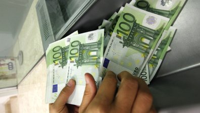 Опашки пред обменните бюра и рекордно търсене на евро преди въвеждането му