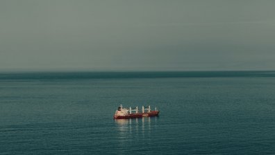 Кораб експлодира край Румъния, 12 души са били евакуирани